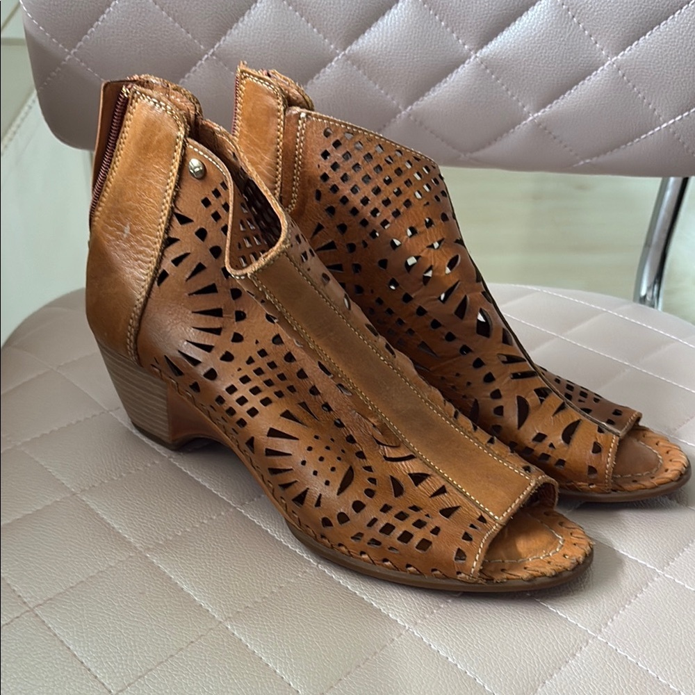Pikolinos Tan Leather Cutout Ankle Boots
